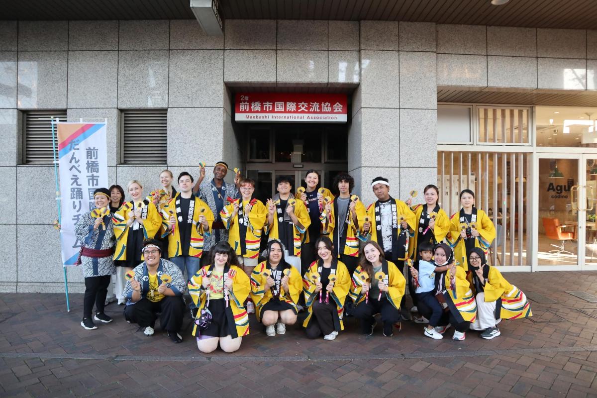 外国人の皆さんのだんべえ踊り集合写真