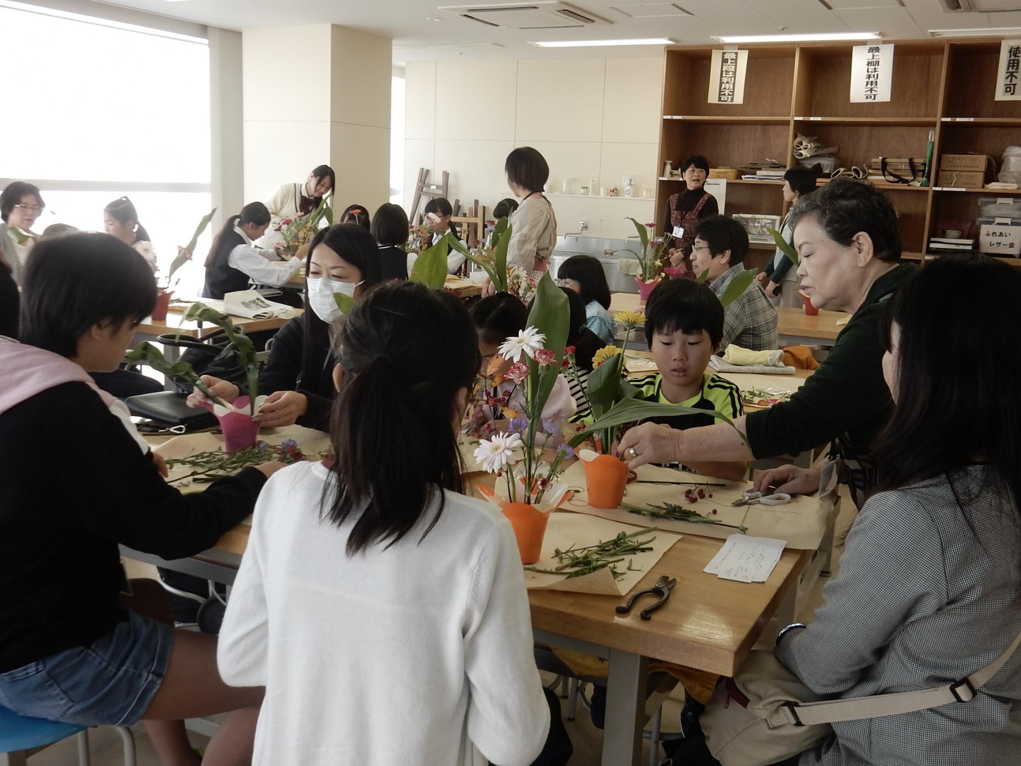 ふれあい体験教室（華道いけばな）の実施風景