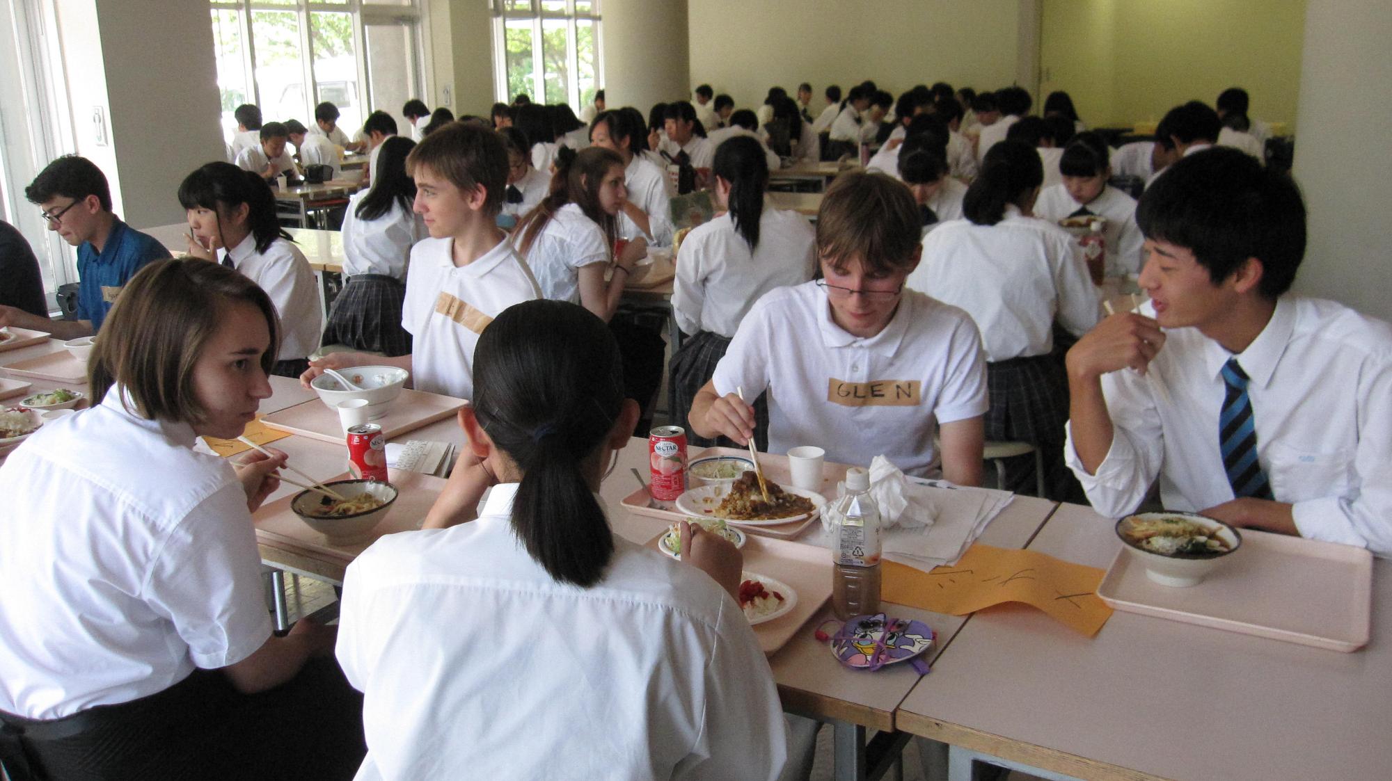 両校の学生のランチの様子