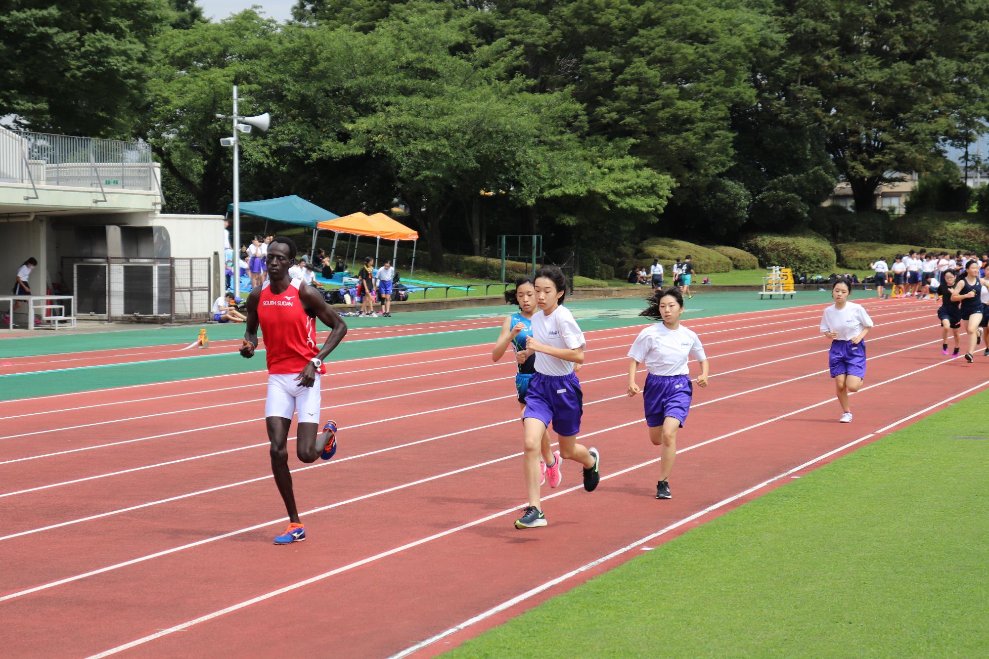 選手団が陸上教室に参加している風景です