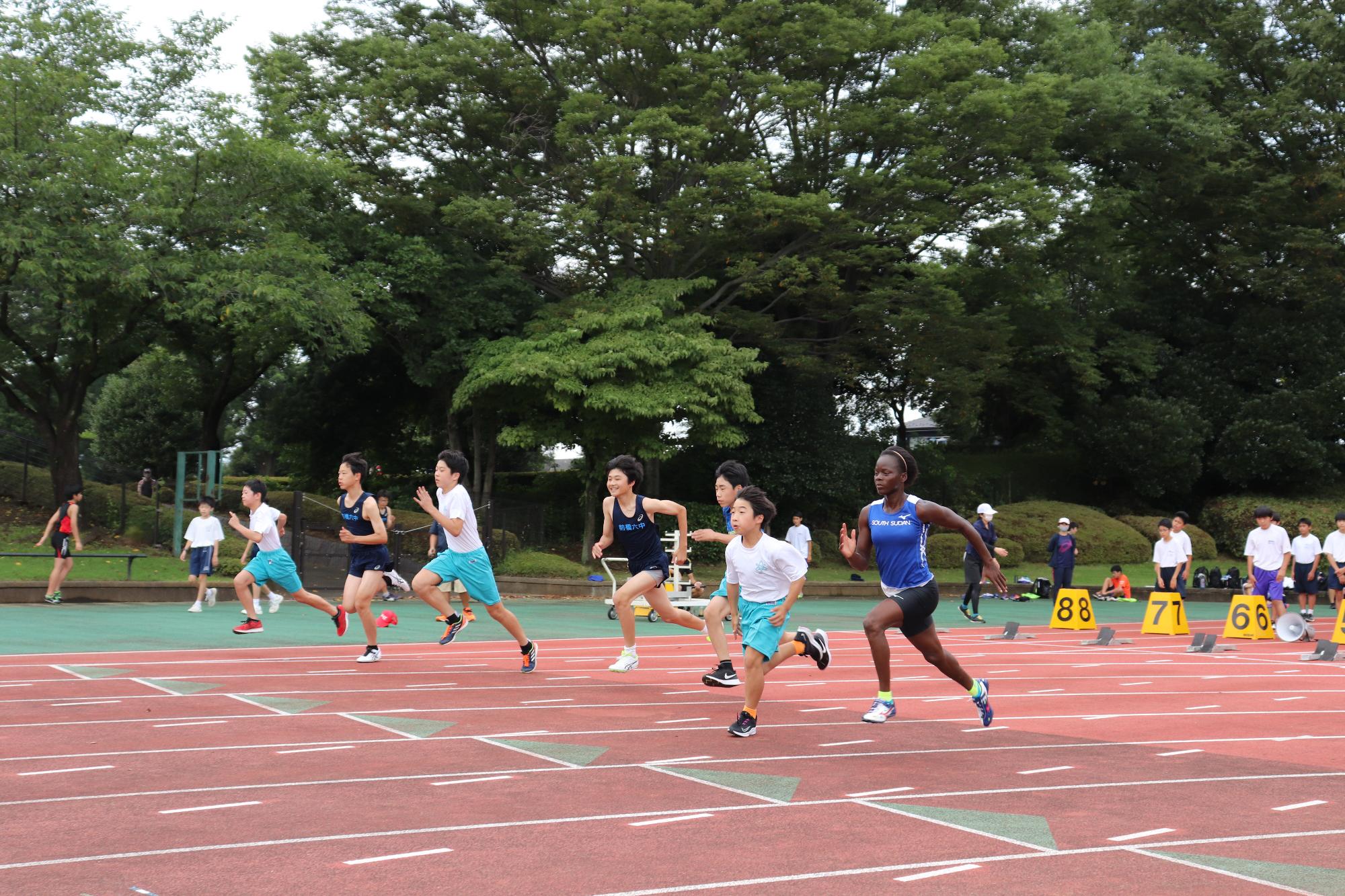 選手団が陸上教室に参加している風景です