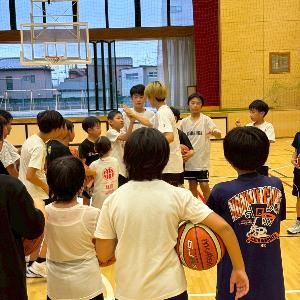 ゲスト講師をする高橋さんと子どもたち