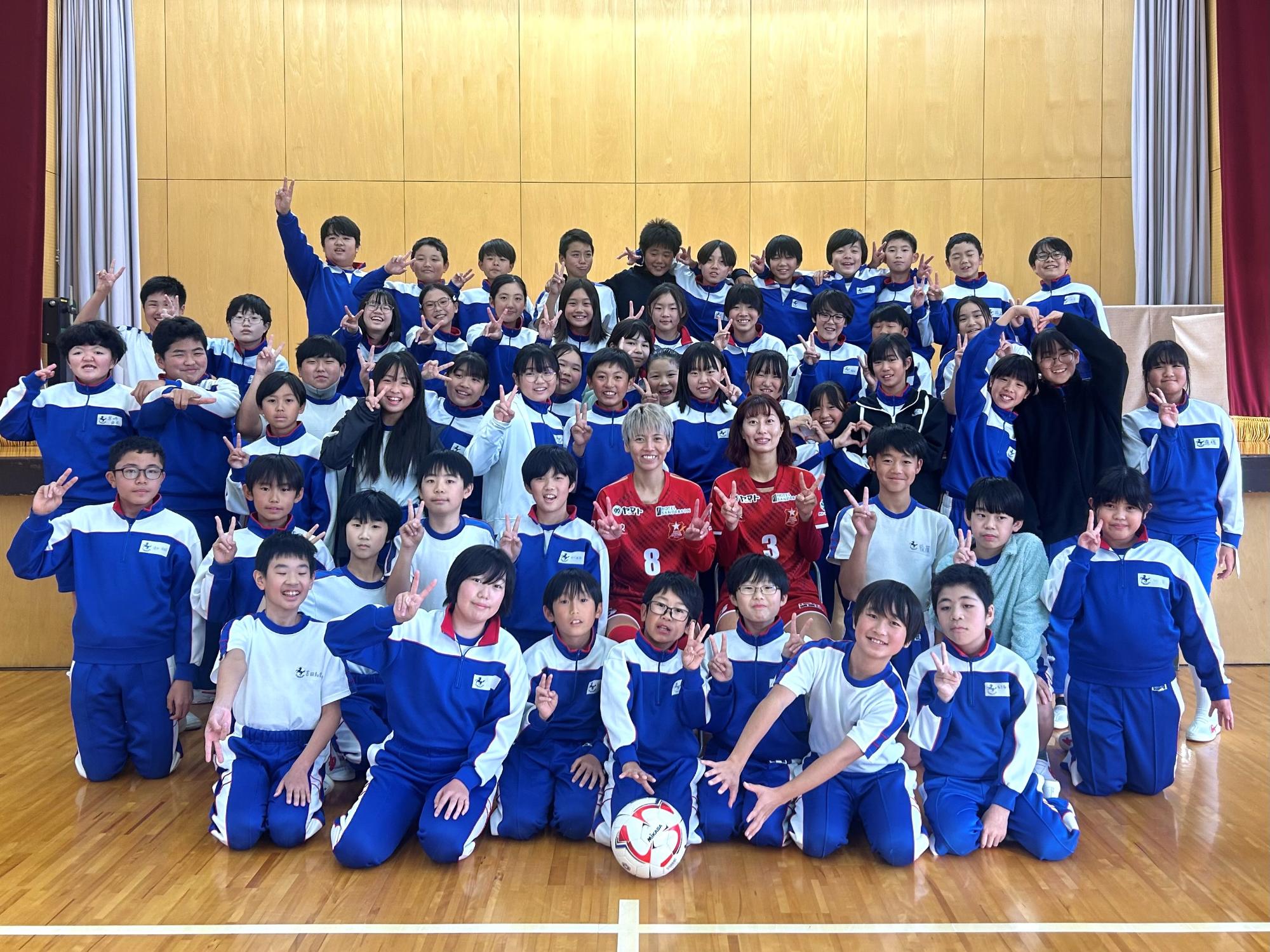 バニーズ群馬FCホワイトスター駒形小訪問授業の集合写真