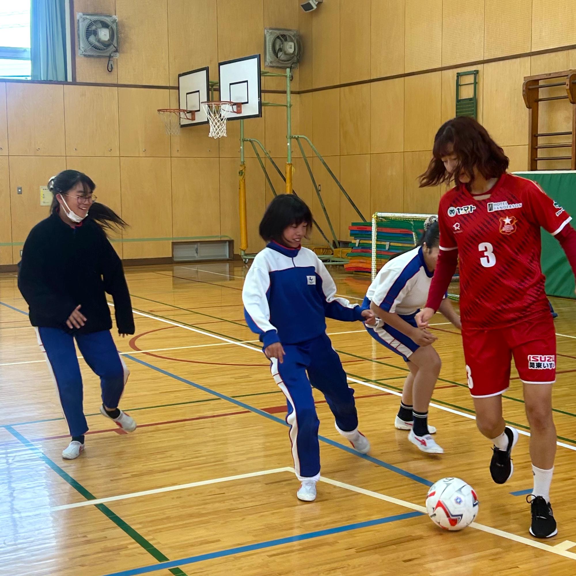 バニーズ群馬FCホワイトスター駒形小訪問授業の様子2