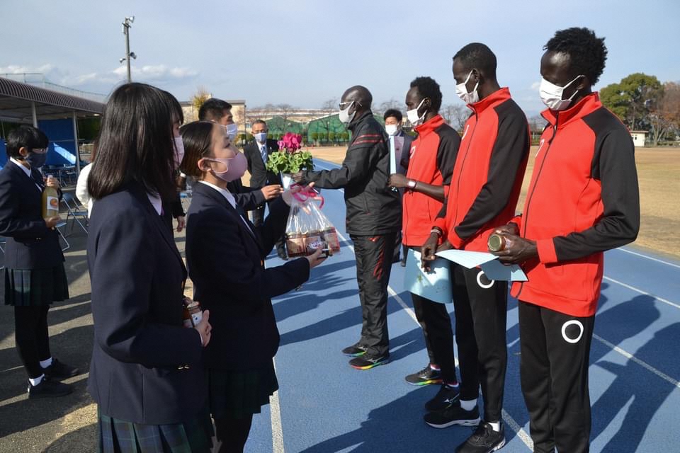 長野県富士見高校生徒によるトマト贈呈式