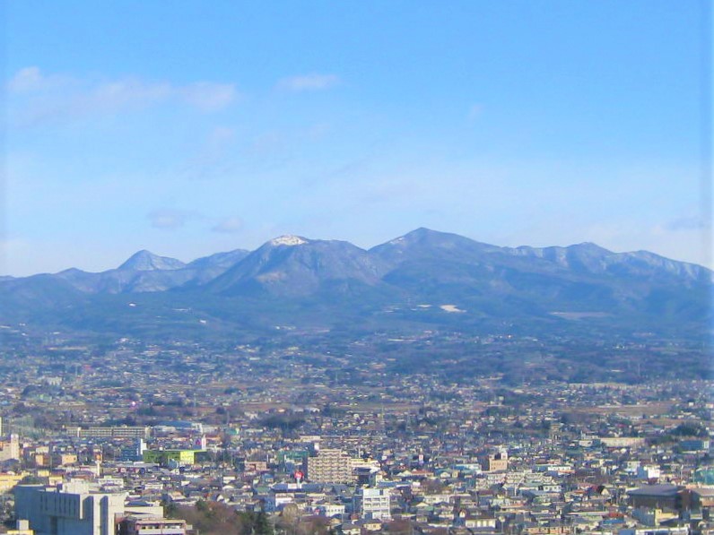 青空の下の赤城山です。