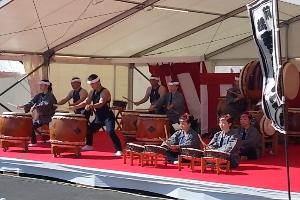 前橋まつりにてステージ上で和太鼓を演奏する団体