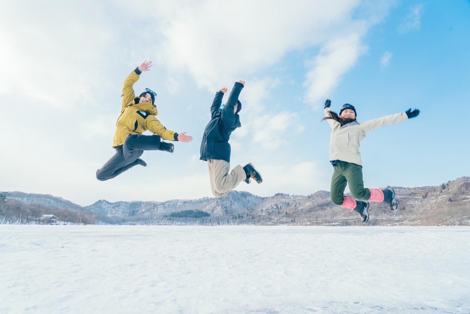 冬の赤城大沼上でジャンプ