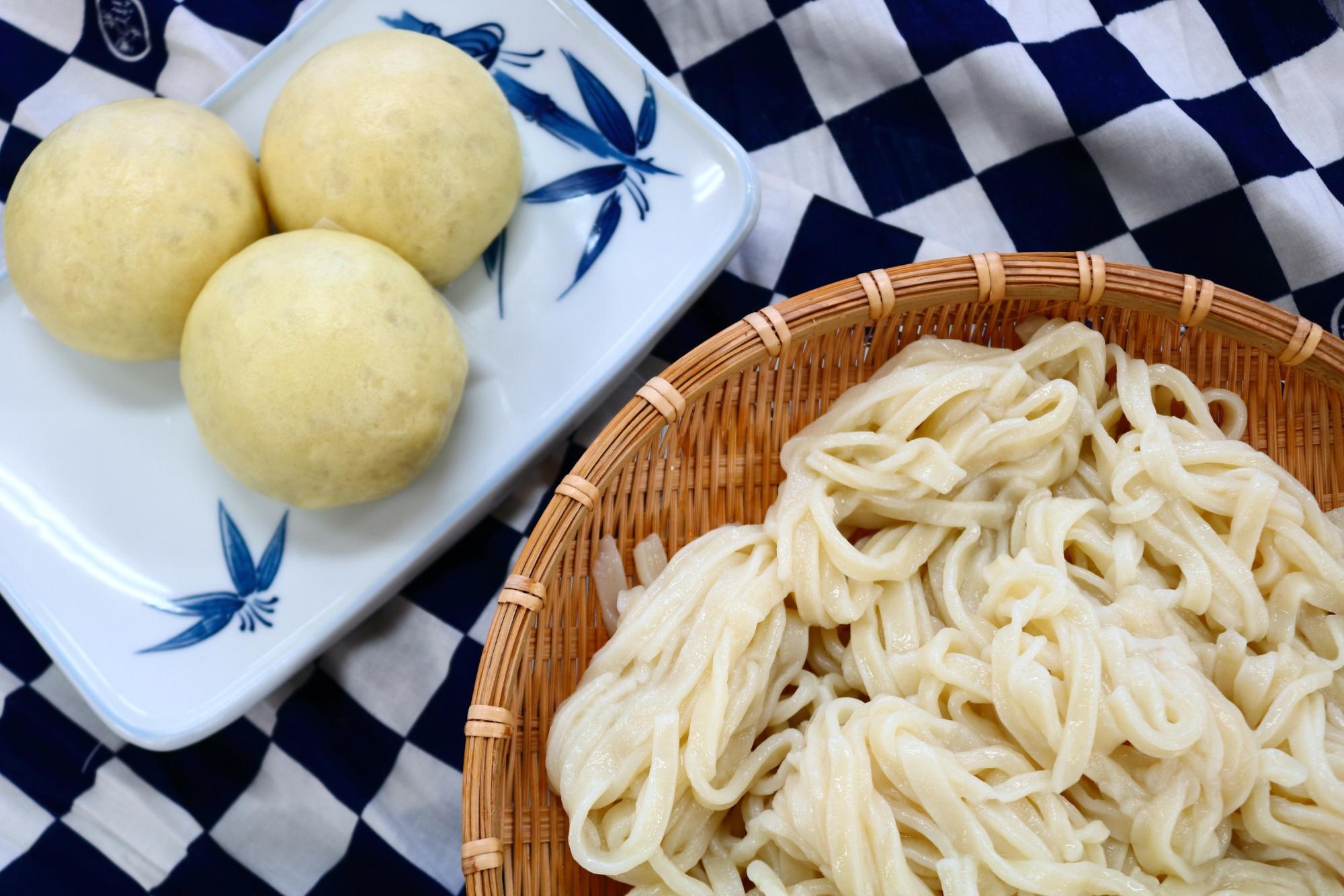 郷土料理講習会で作る炭酸まんじゅうと手打ちうどんの写真