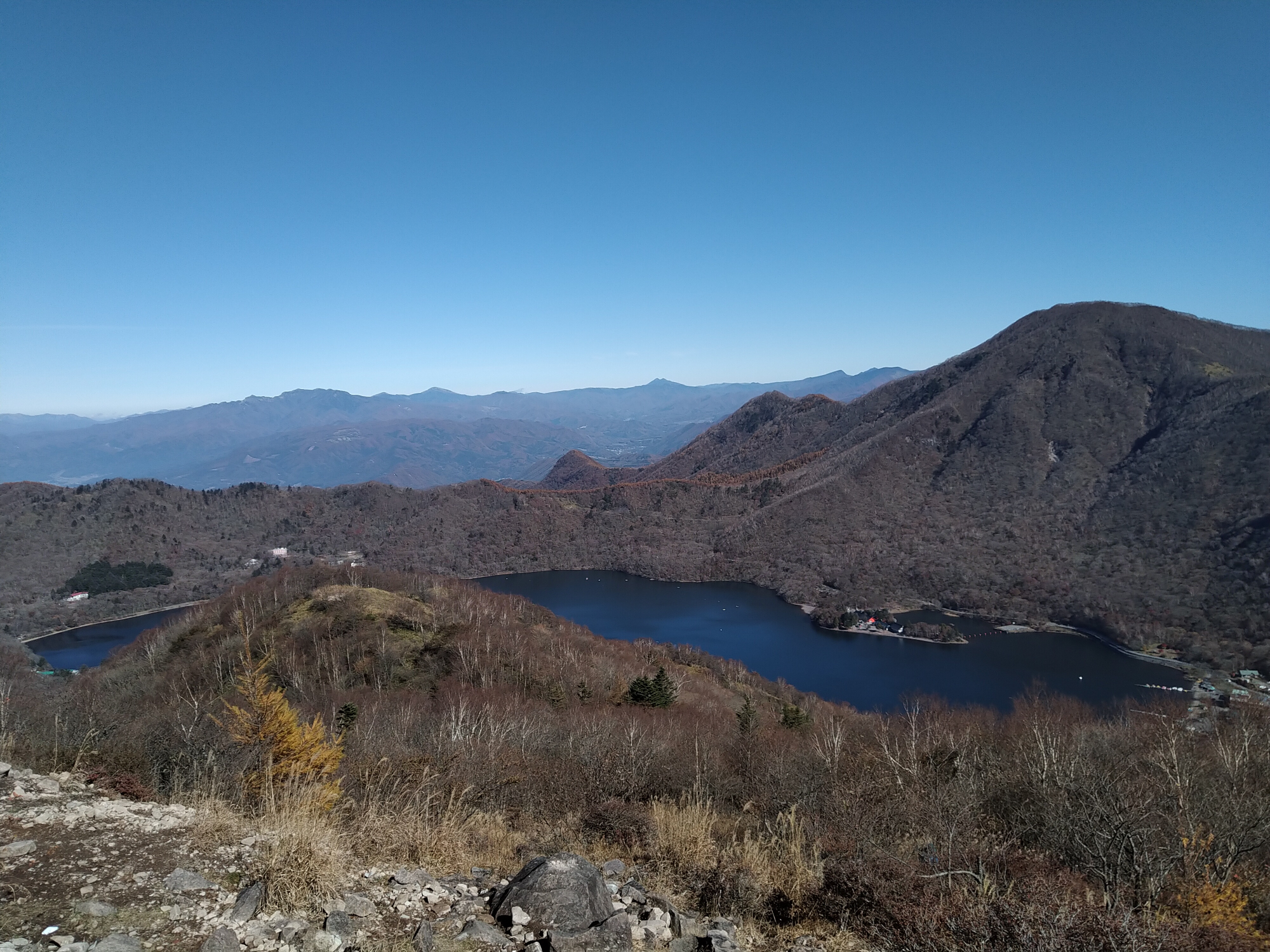 赤城山外輪山等から見る大沼・小沼・覚満淵と赤城山外輪山との眺望