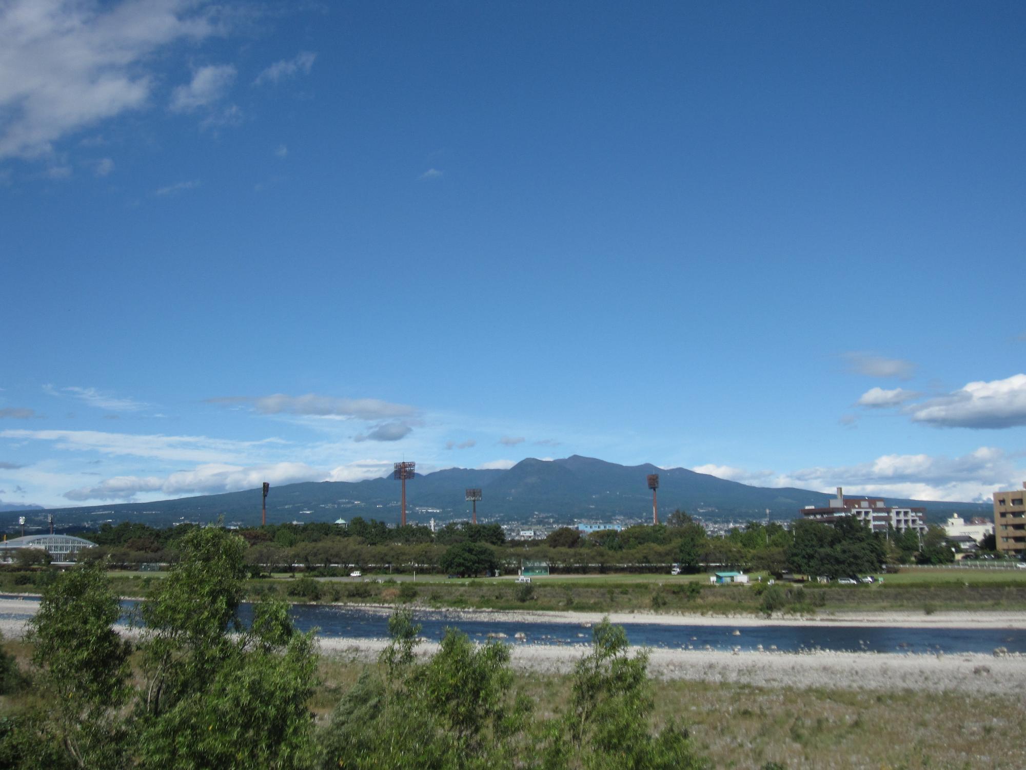 大渡橋から眺望する赤城山