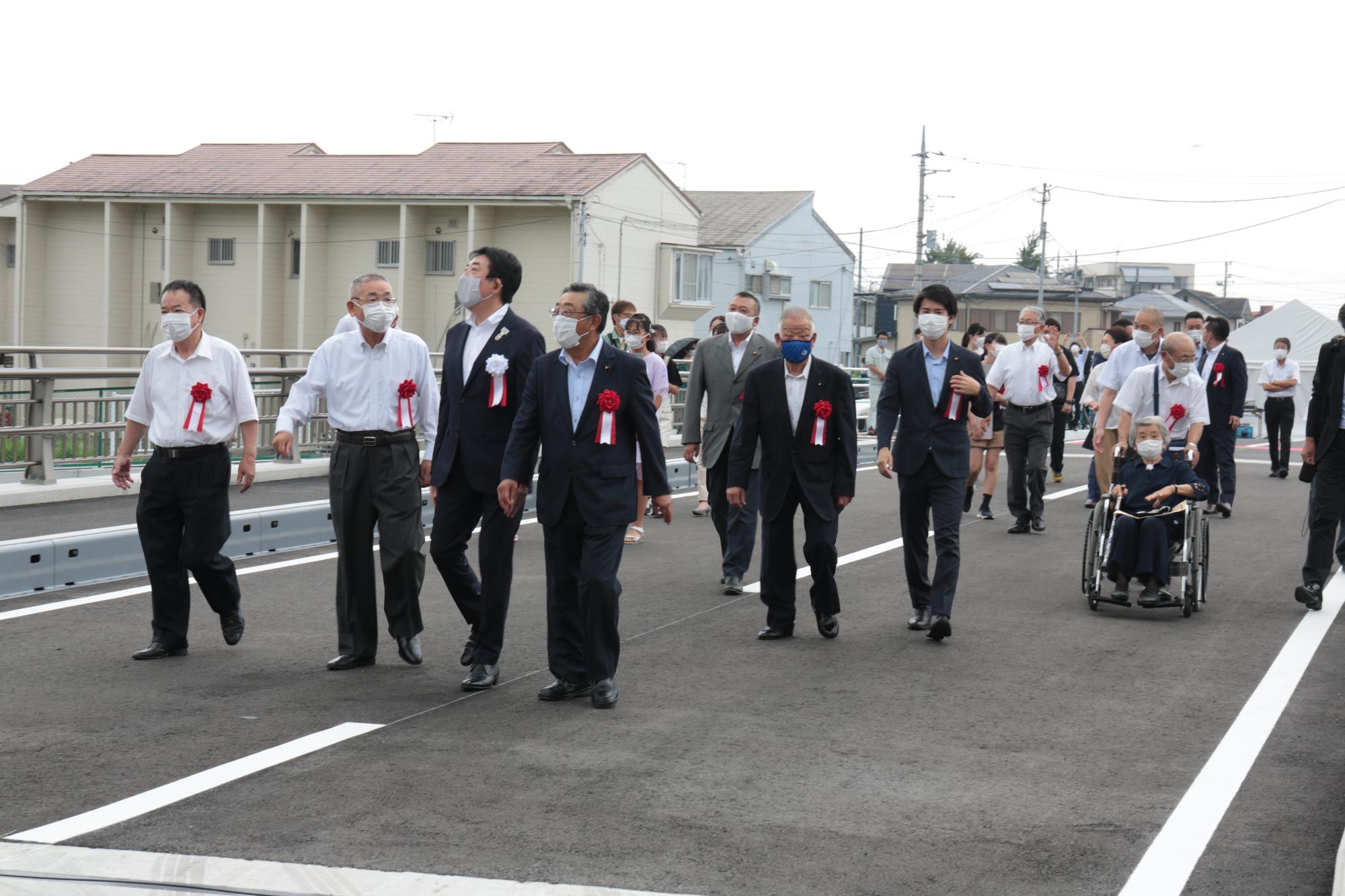 開通式の出席者による観音橋渡り初めの写真