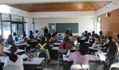 講習会（多肉植物を使った箱庭づくり）の様子