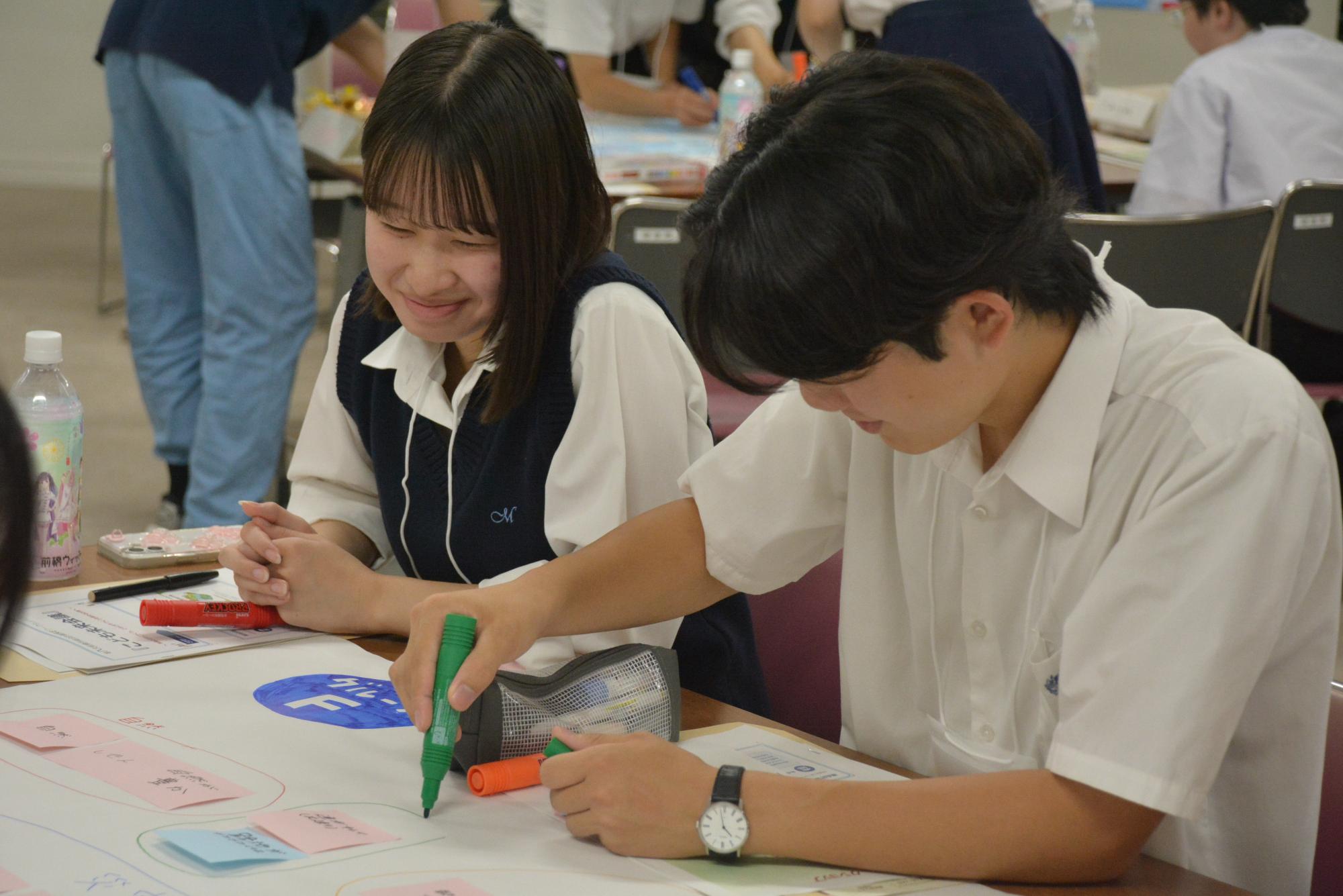 学生たちが話し合いを行っている様子