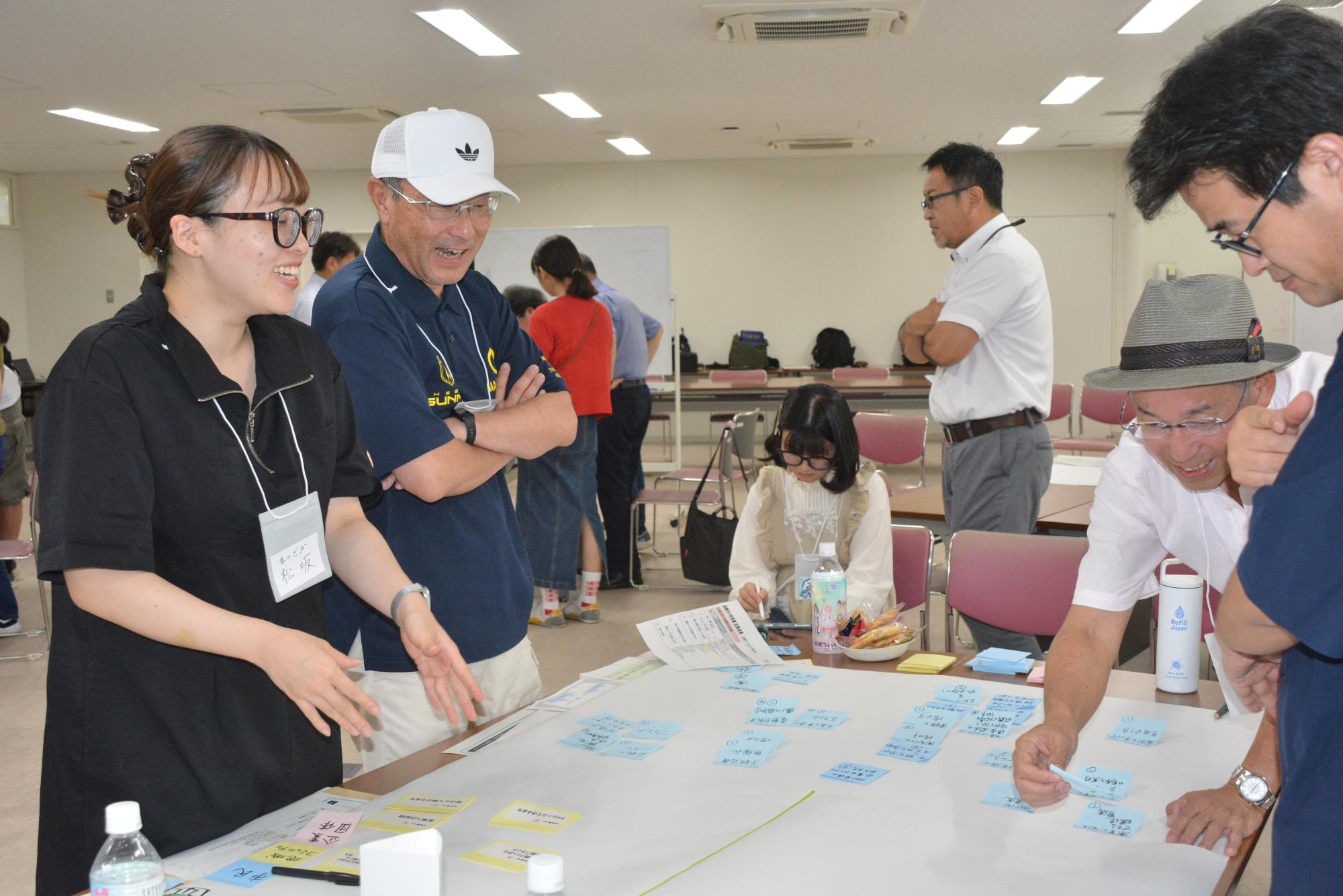 参加者が話し合う様子
