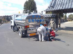支援先で個別応急給水を行う水道局職員の写真