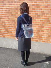 非常時用飲料水袋を背負う水道局職員の写真