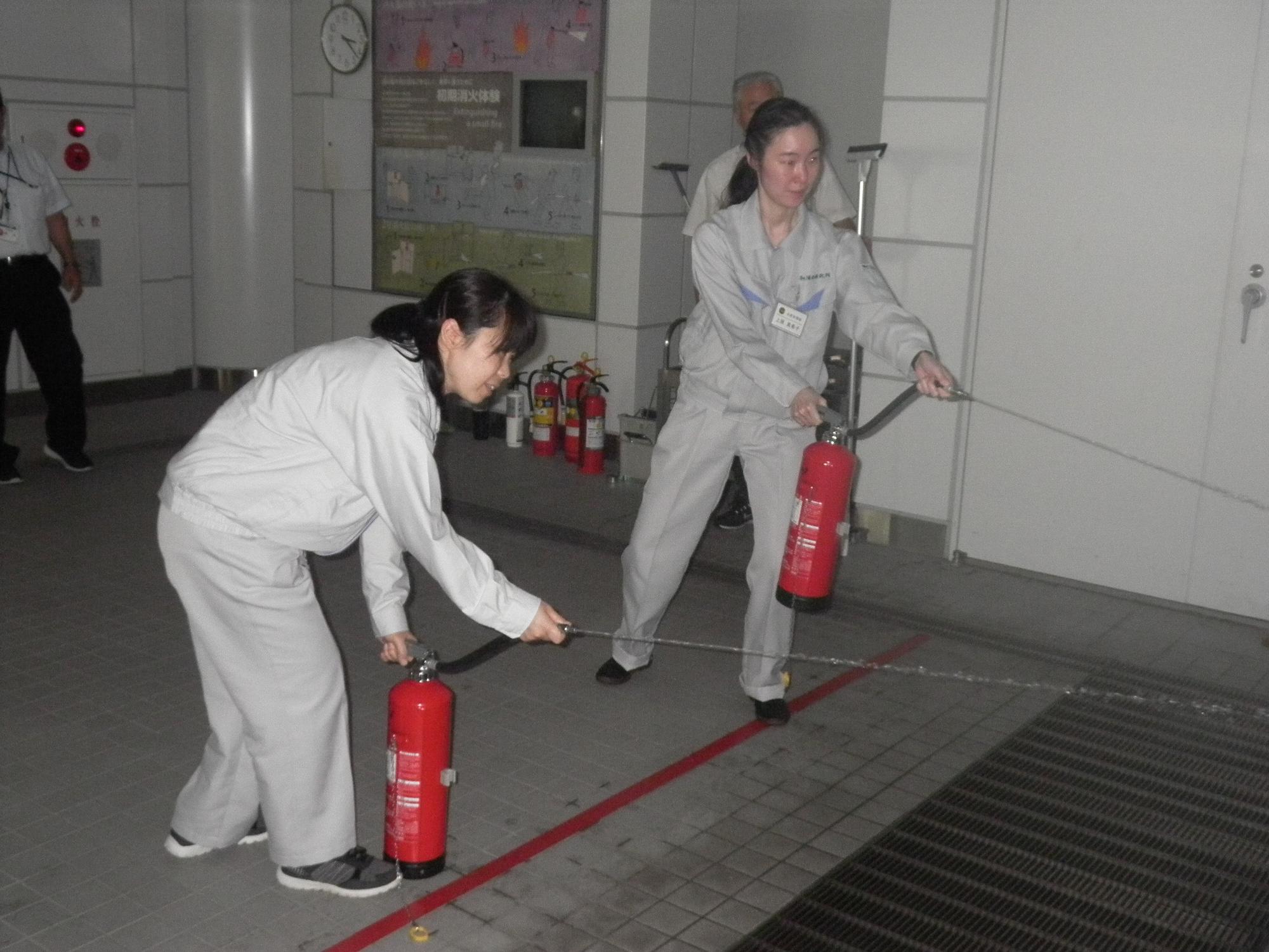 平成30年6月19日に前橋市防災センターで行われた消火器取扱訓練をしている画像