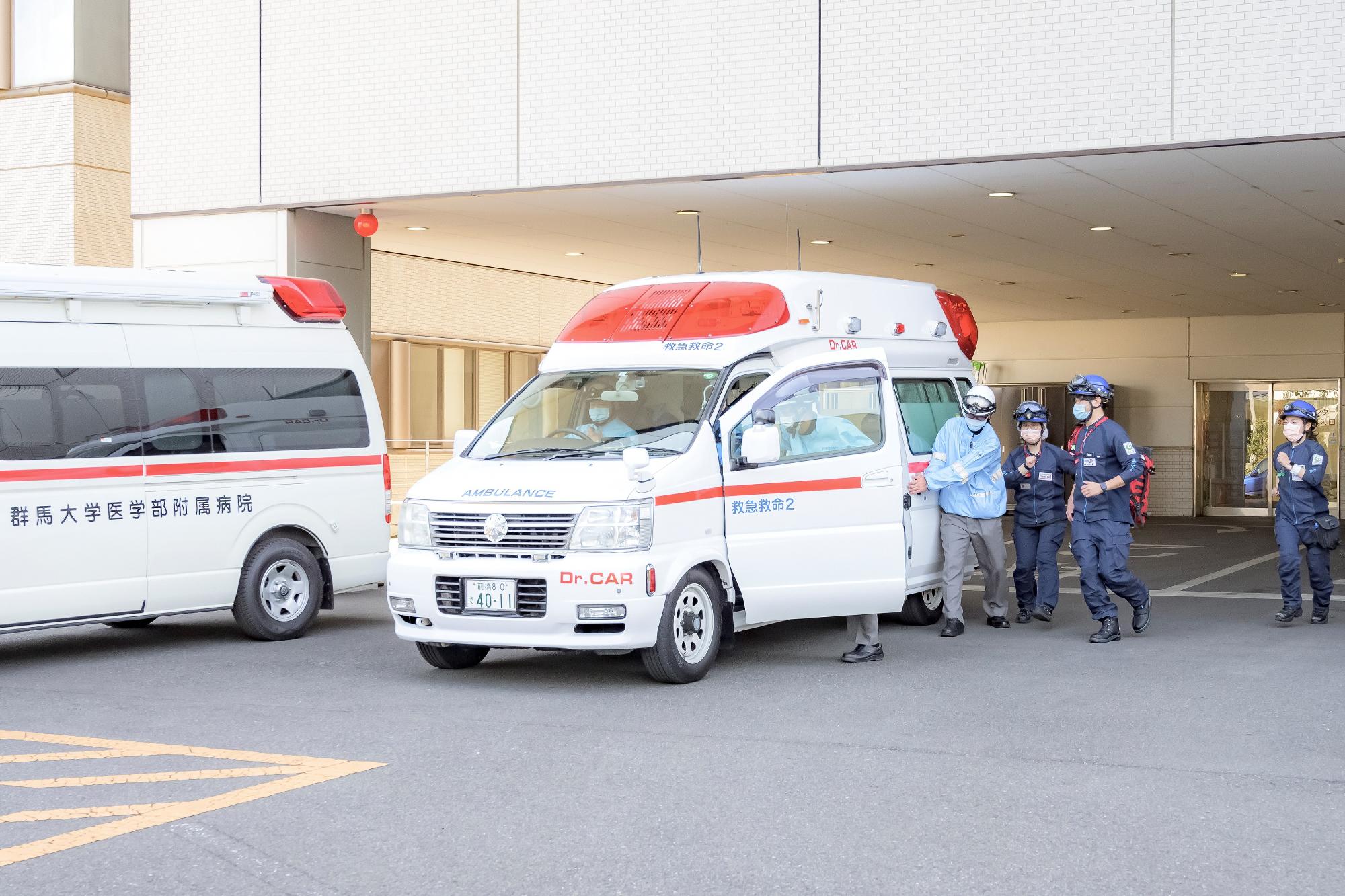 医師、看護師、救急救命士が群馬大学医学部附属病院からドクターカーで出動する様子