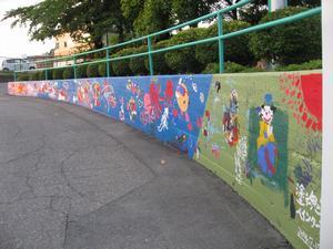 園児が色塗りをして完成したコンクリート壁の写真
