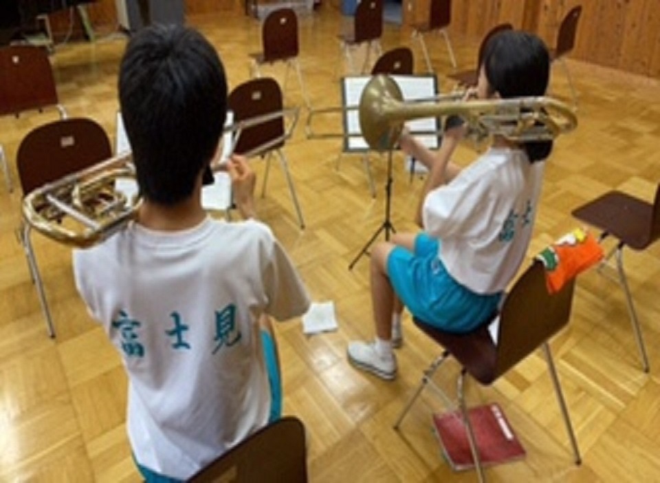 金管楽器を演奏する生徒たち