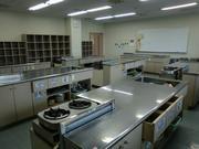 調理実習室の画像。ガスコンロがついている調理台がある。