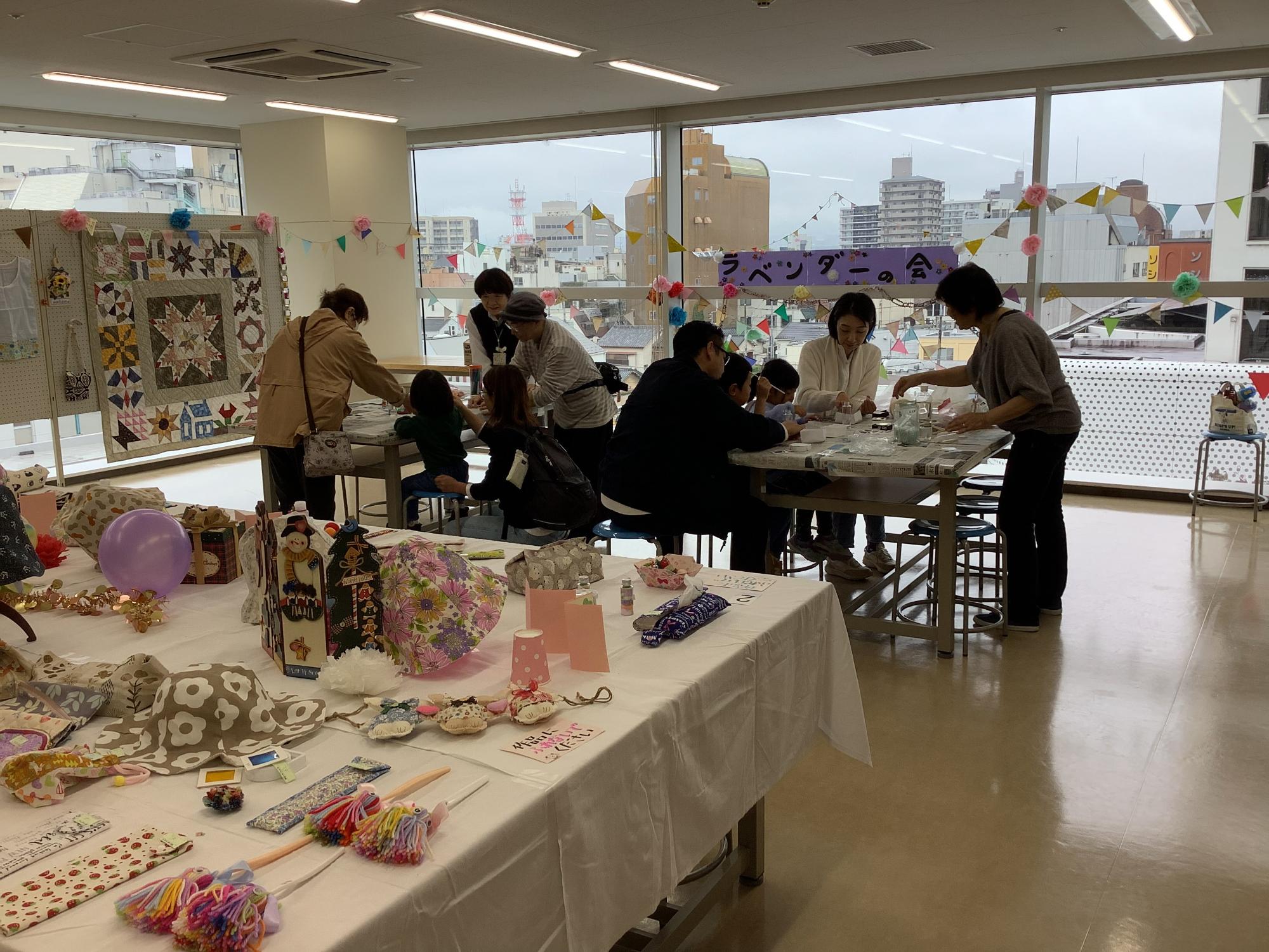 昨年度の手芸展示、ワークショップの様子